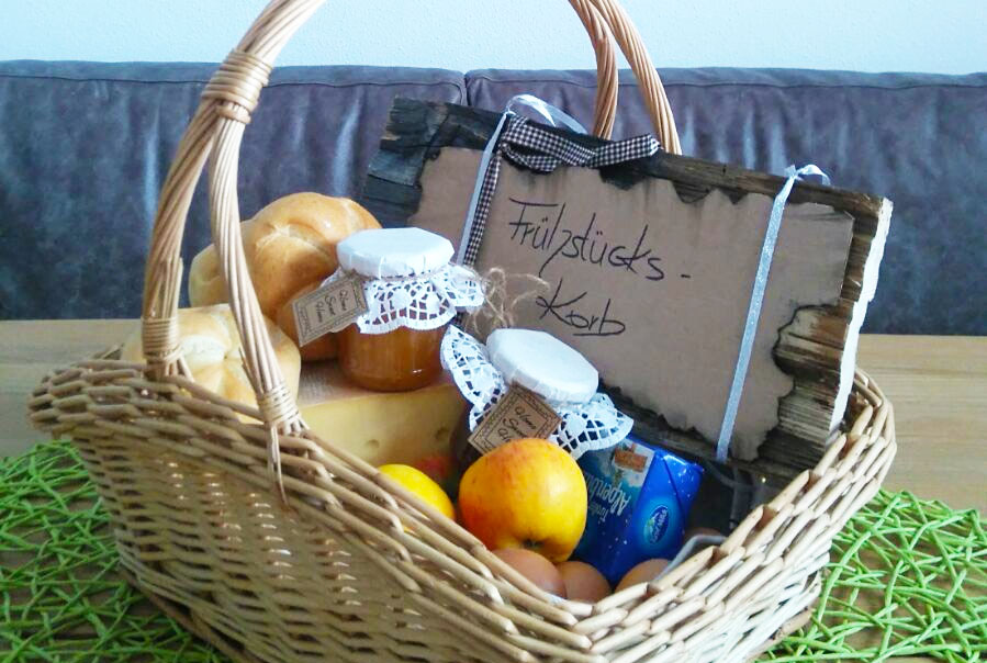 Mountain breakfast & breakfast basket